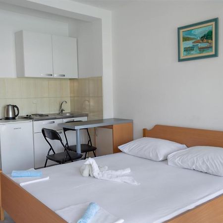 Apartments Ivica - Beachfront ดริเวนิก ภายนอก รูปภาพ