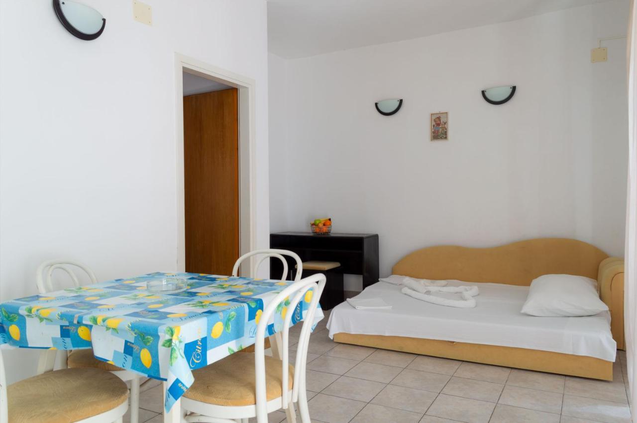 Apartments Ivica - Beachfront ดริเวนิก ภายนอก รูปภาพ