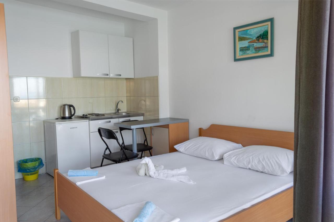 Apartments Ivica - Beachfront ดริเวนิก ภายนอก รูปภาพ